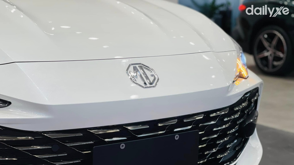 Nắp capo đường gân nổi bật