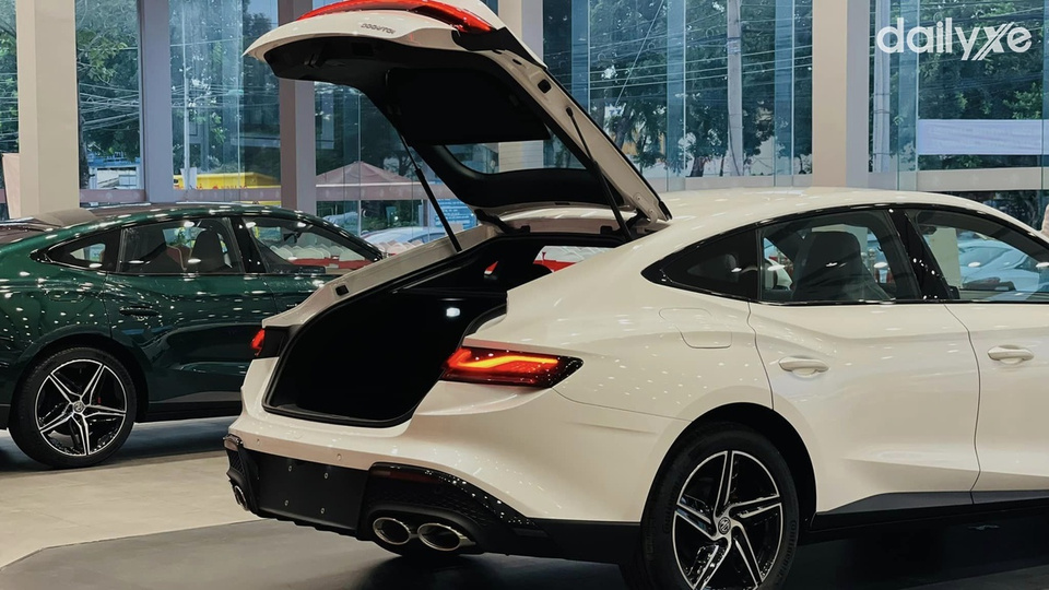 Cốp xe rộng rãi chứa được nhiều đồ đạc