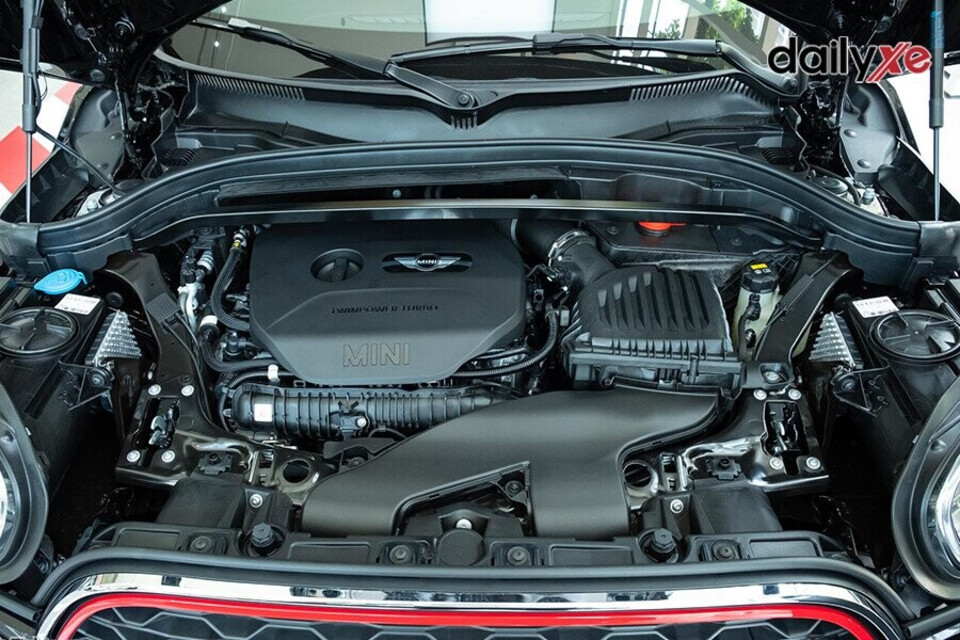Sử dụng động cơ 2.0L TwinPower Turbo vận hành mạnh mẽ Sử dụng động cơ 2.0L TwinPower Turbo vận hành mạnh mẽ