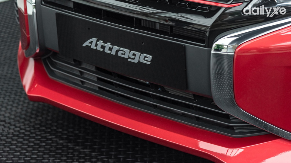 Mặt cản trước của xe có các khe hút gió