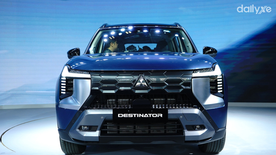 Lưới tản nhiệt thiết kế mạnh mẽ