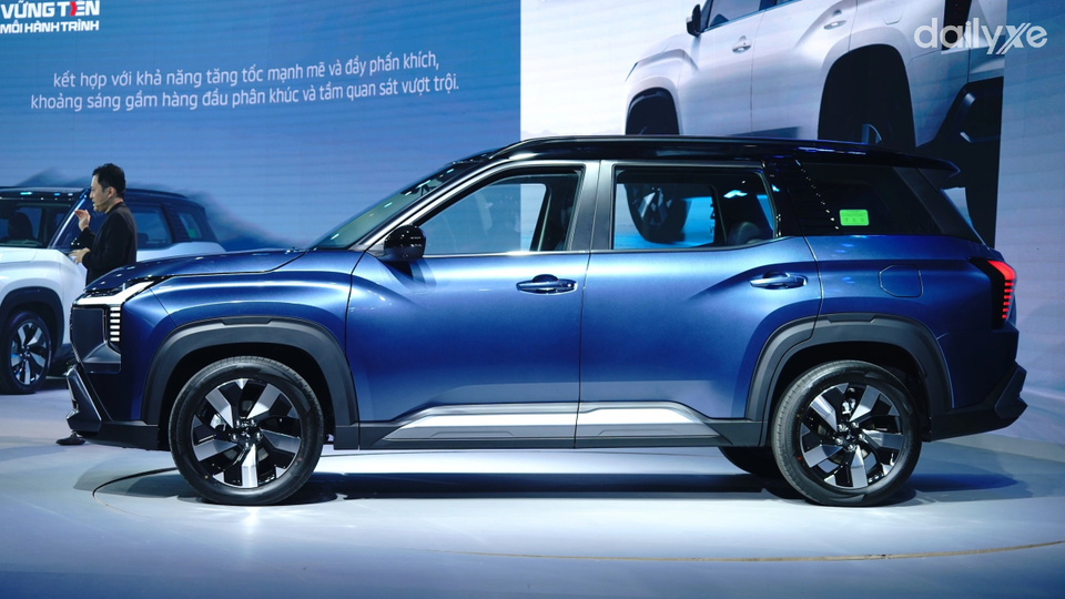 Thân xe toát lên vẻ khỏe khoắn nhờ những đường dập nổi sắc nét