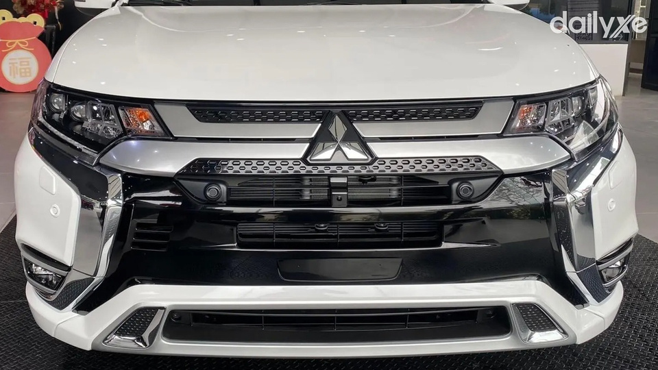 Lưới tản nhiệt thiết kế đẹp mắt với phần viền ốp mạ chrome