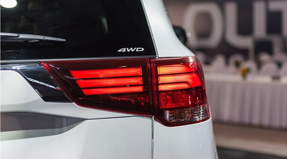 Outlander trang bị đèn hậu LED