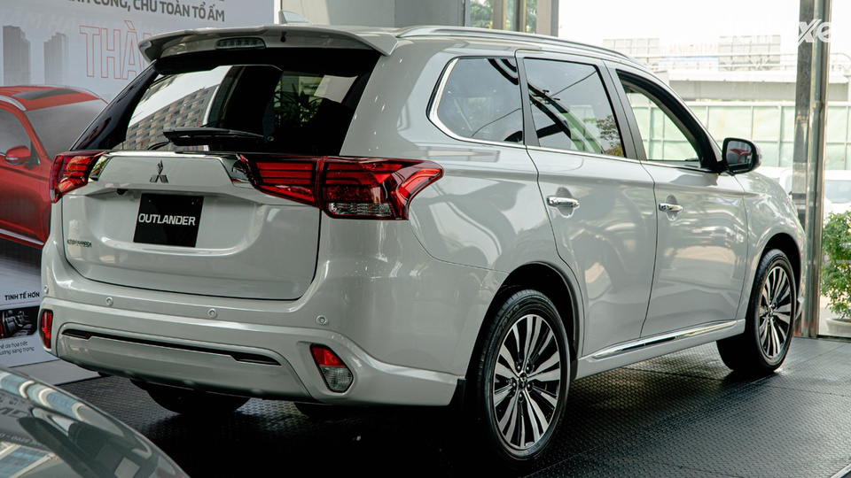 Đuôi xe nổi bật thiết kế mới to bản với tấm ốp bạc lớn