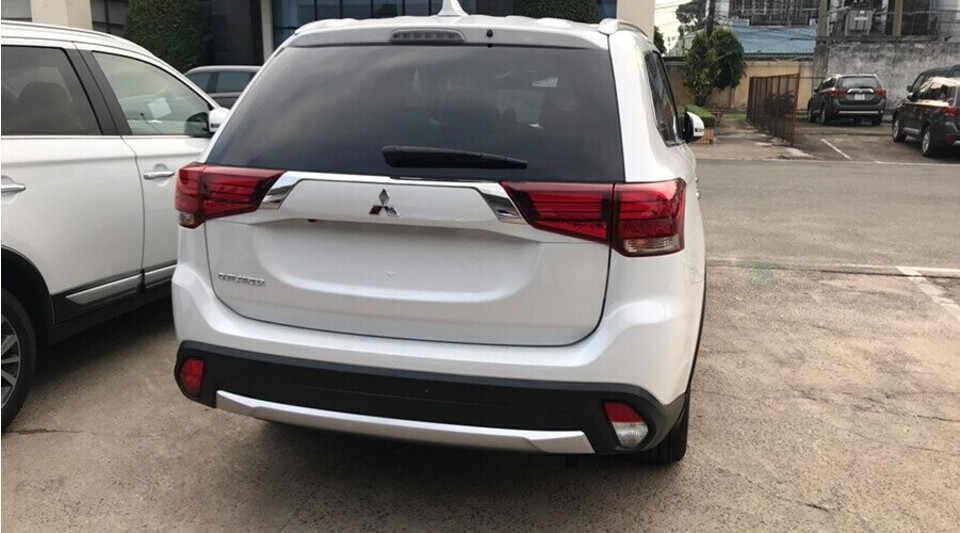 Outlander có thiết kế đuôi xe lắp ráp cân đối với cụm đèn hậu LED