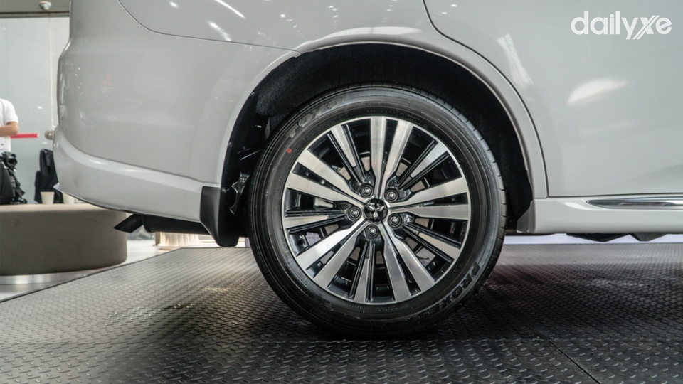 Mâm xe hợp kim 18 inch phối hai tông màu