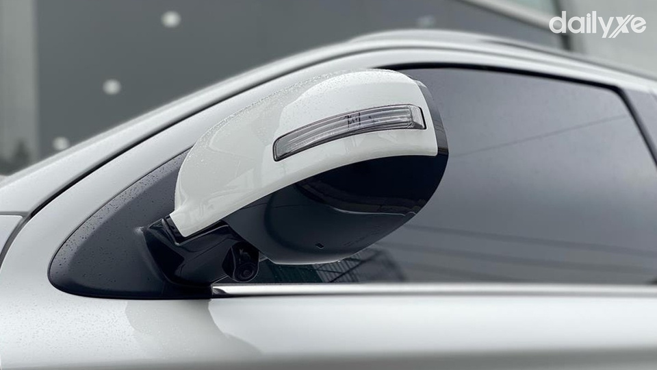 Gương chiếu hậu ngoài đầy đủ chức năng gập/chỉnh điện, tích hợp đèn báo rẽ