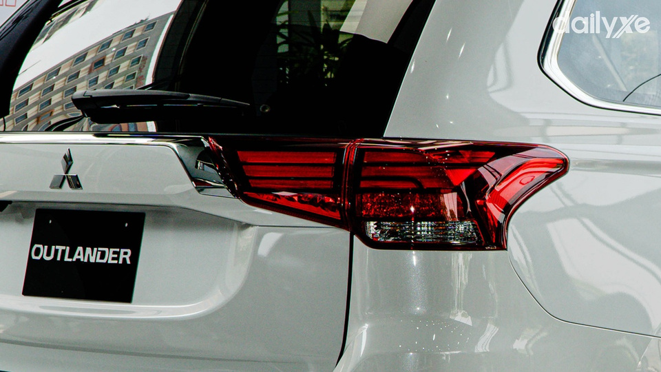 Đuôi xe nổi bật với cụm đèn hậu công nghệ LED