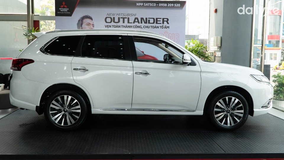 Thân xe thiết kế mang nét cá tính với các đường gân dập nổi kéo dài