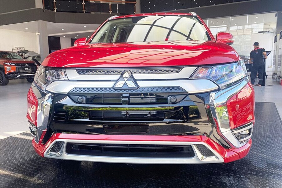 Mitsubishi Outlander với thiết kế đầu xe nổi bật