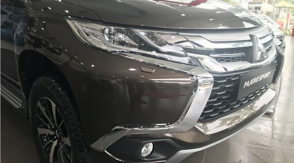 Pajero Sport trang bị cụm đèn trước LED