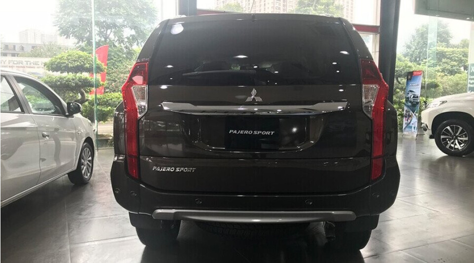 Đuôi xe Mitsubishi Pajero Sport thiết kế ngoại hình mạnh mẽ Đuôi xe Mitsubishi Pajero Sport thiết kế ngoại hình mạnh mẽ