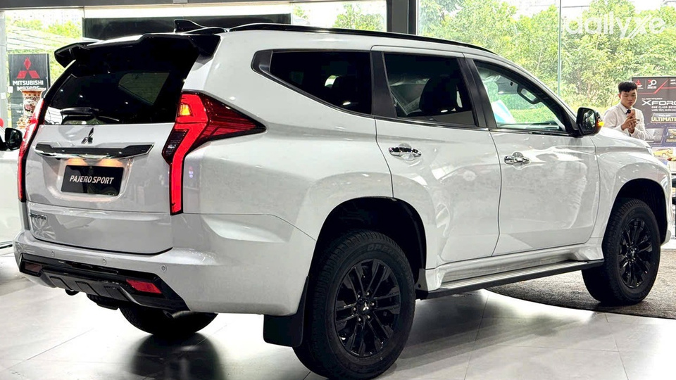 Thân xe sở hữu các đường gân cắt xe chạy dọc đến đuôi xe