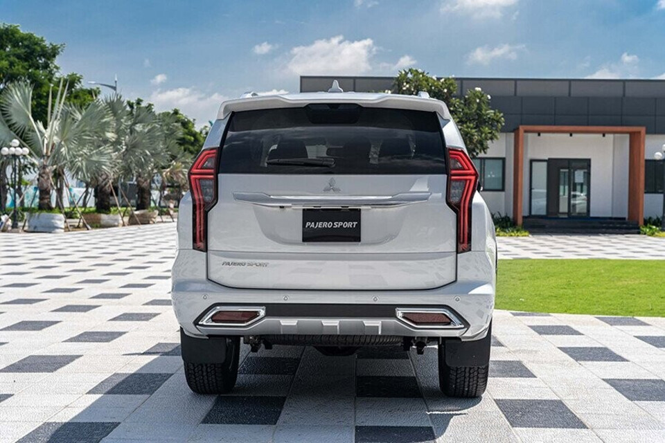 Đuôi xe Mitsubishi Pajero Sport thiết kế ngoại hình mạnh mẽ