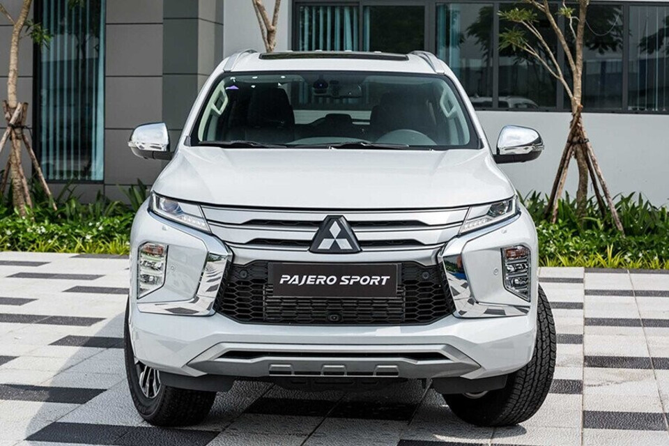 Đầu xe Pajero Spor thiết mạnh mẽ