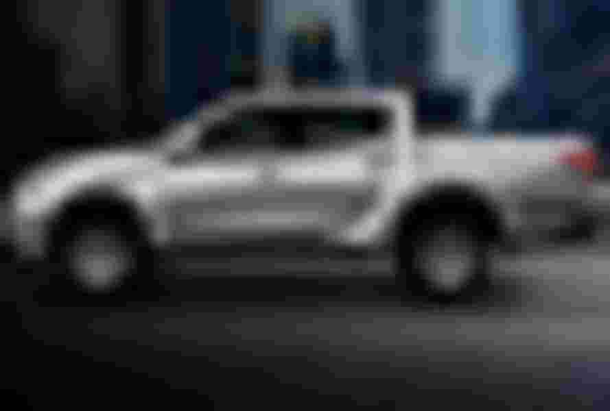 Mitsubishi Triton 4x2 AT với thiết kế J-LINE