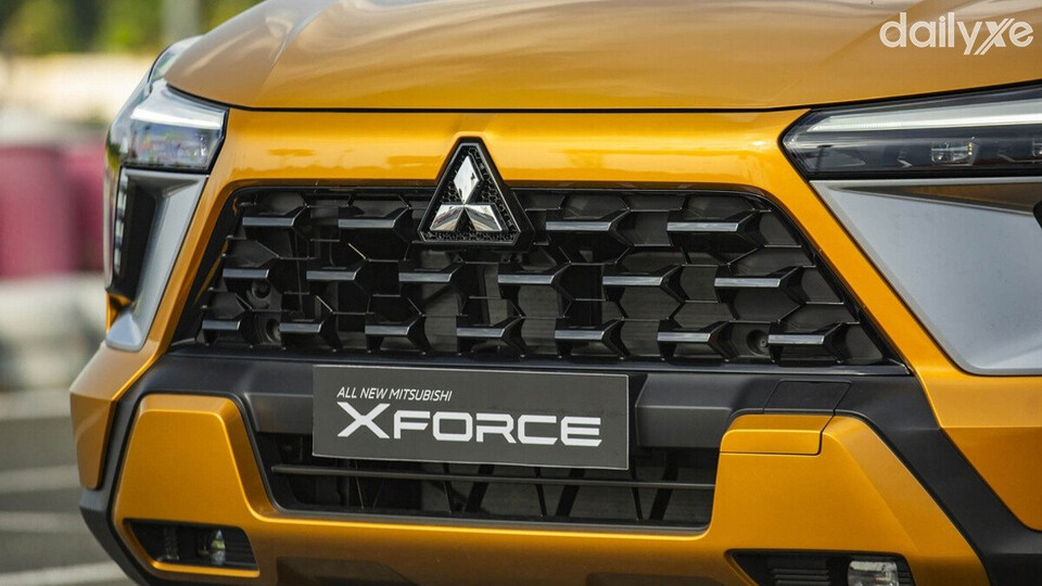 Lưới tản nhiệt kiểu dáng tổ ong sơn đen nổi bật