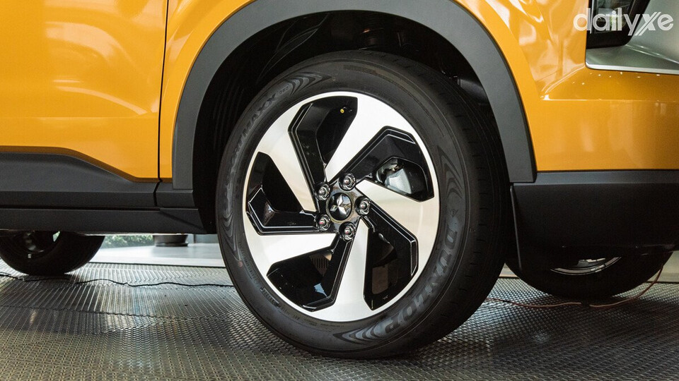 Lazang kim loại 5 chấu có kích thước 18 inch thu hút ánh nhìn khi chuyển động