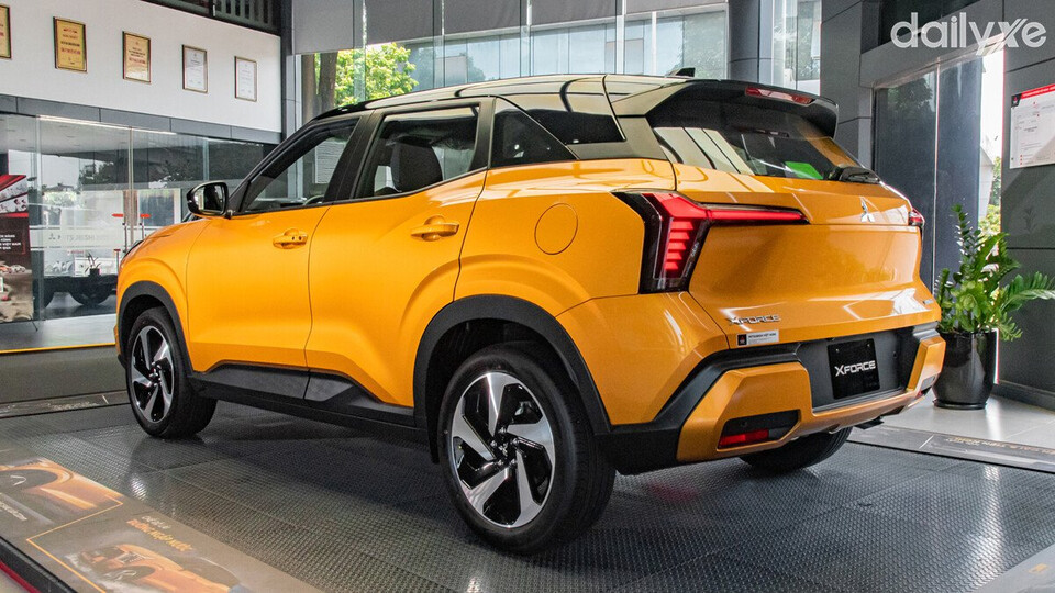 Đuôi xe vững chãi thiết kế nhiều điểm đồng nhất với đầu xe