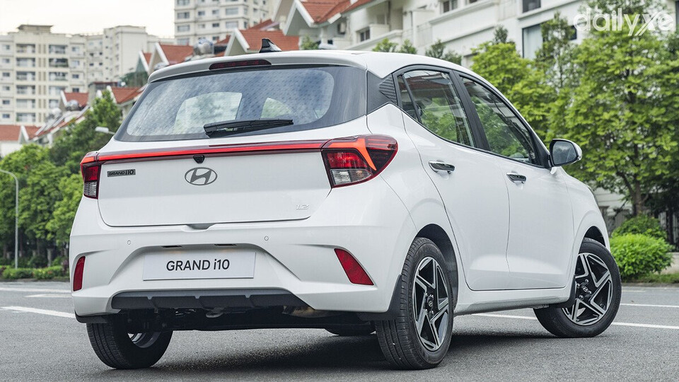 Đuôi xe thiết kế gọn gàng với cụm đèn hậu dạng LED mảnh nối liền