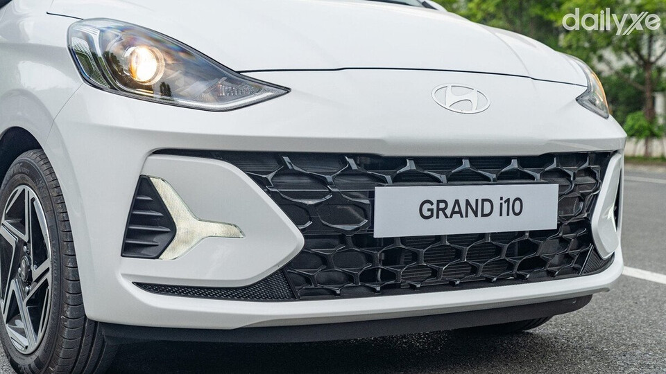 Lưới tản nhiệt cỡ lớn thiết kế mới và sơn màu đen bóng