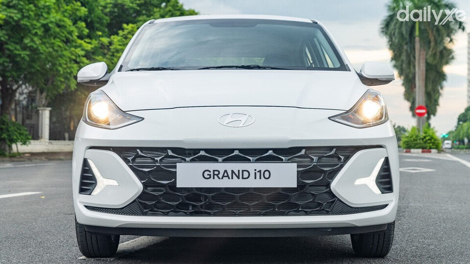 Đầu xe tạo điểm nhấn với lưới tản nhiệt sơn đen bóng