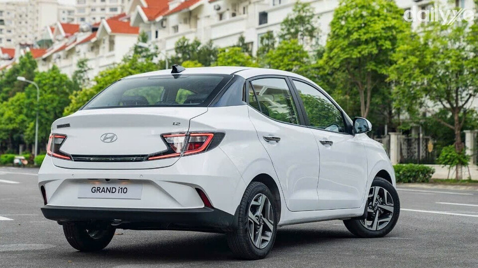 Đuôi xe thiết kế hiện đại và trẻ trung với đường nét góc cạnh