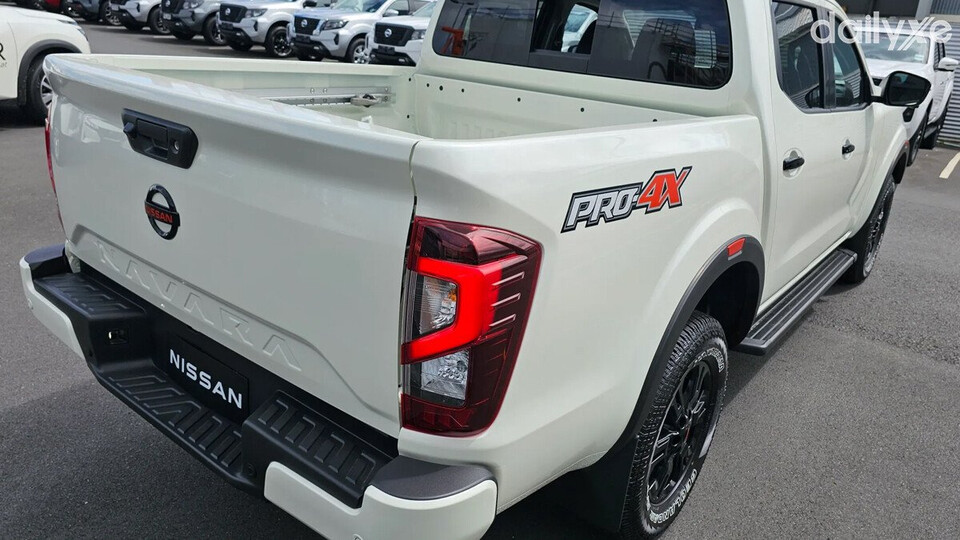 Cụm đèn chiếu hậu LED chữ C giúp xe nổi bật