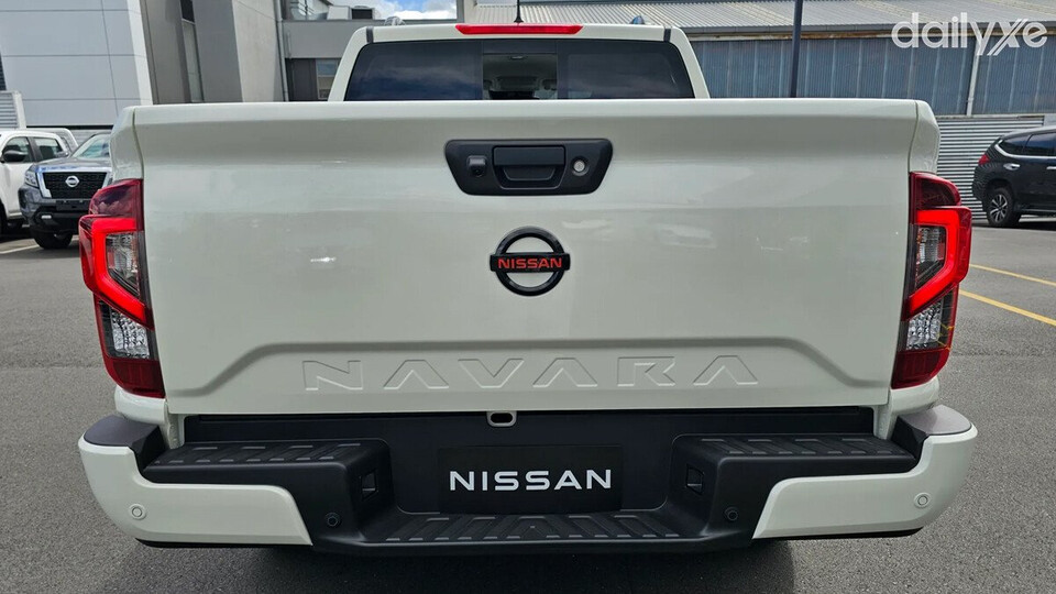 Đuôi xe thiết kế đơn giản nhưng sang trọng