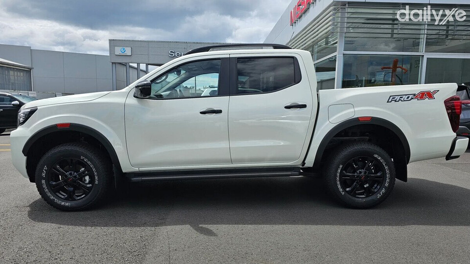 Thân xe Nissan Navara thanh thoát