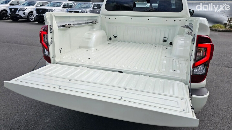 Thùng xe Nissan Navara Pro4x chứa đựng được nhiều đồ đạc
