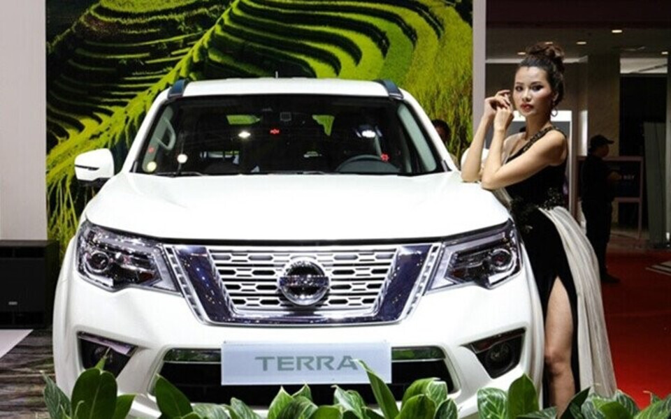 Xe trang bị lưới tản nhiệt hình thang có họa tiết dạng mũi hổ kết hợp cùng nhiều thanh chrome to bản được bố trí theo mép trong của cụm đèn chiếu sáng Xe trang bị lưới tản nhiệt hình thang có họa tiết dạng mũi hổ kết hợp cùng nhiều thanh chrome to bản được bố trí theo mép trong của cụm đèn chiếu sáng