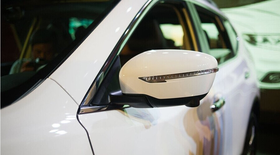Gương chiếu hậu X-Trail tích hợp đèn rẽ báo