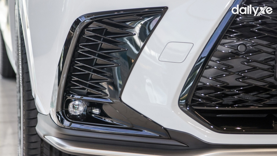 Đèn định vị ban ngày tạo hình chữ L cùng đèn sương mù nằm trong hốc gió