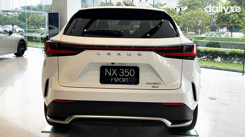 Đuôi xe tạo dấu ấn Logo Lexus nổi bật tại vị trí trung tâm