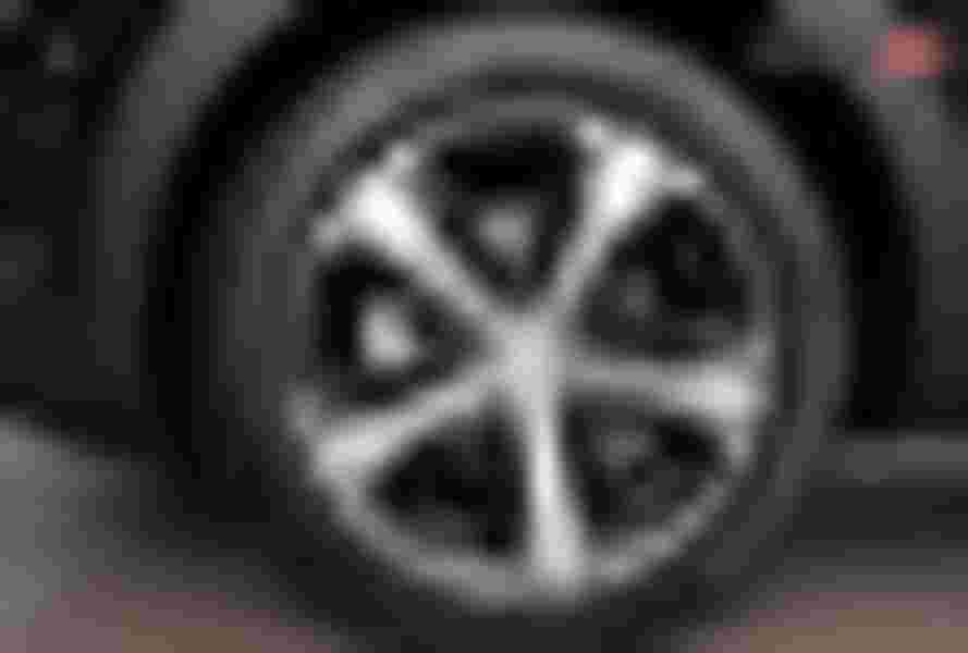 Vành mâm xe 18” với thiết kế hợp kim nhôm hai tông màu tương phản vát kim cương mang phong cách “Los Angeles”