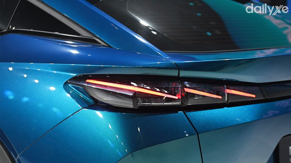 Cụm đèn hậu thiết kế LED bắt mắt