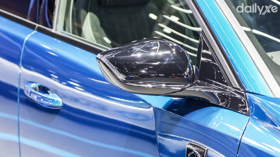 Gương chiếu hậu khác với màu xe tích hợp nhiều tính năng