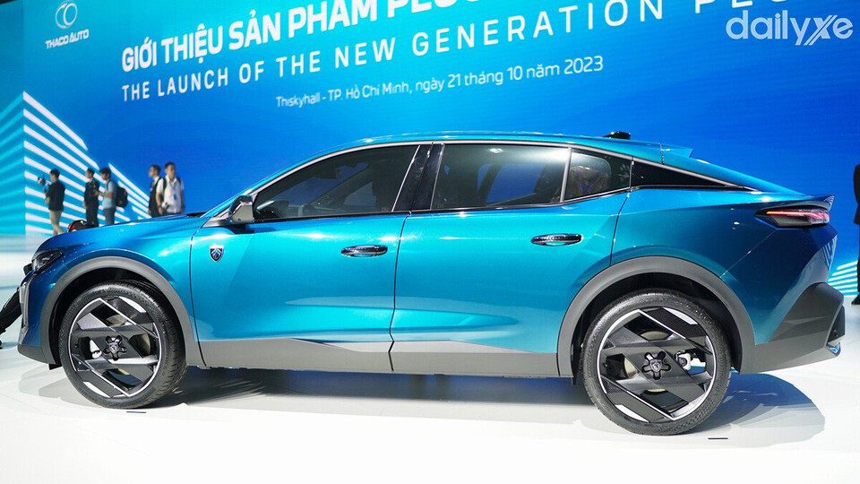 Thân xe Peugeot 408 thiết kế đường gân kéo dài ra hai bên tạo nét cuốn hút