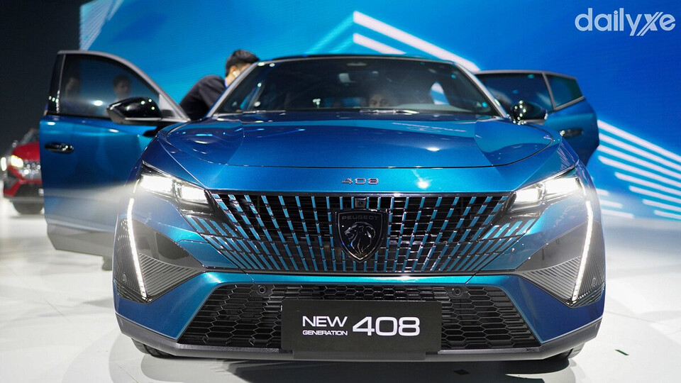 Lưới tản nhiệt thiết kế tràn viền đầy thu hút kết hợp logo chính giữa nổi bật