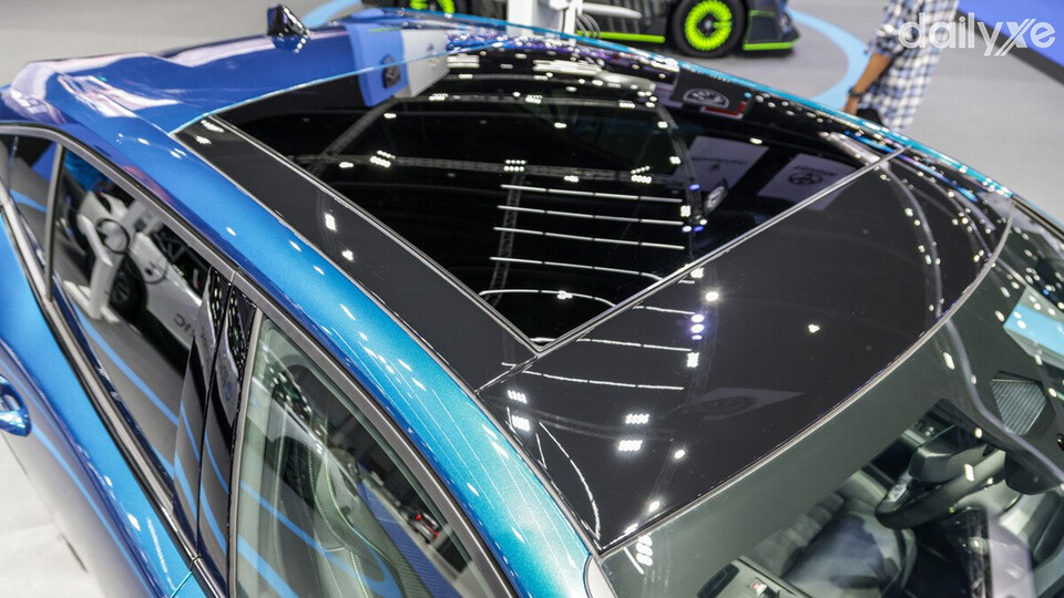 Peugeot 408 GT còn được trang bị cửa sổ trời toàn cảnh