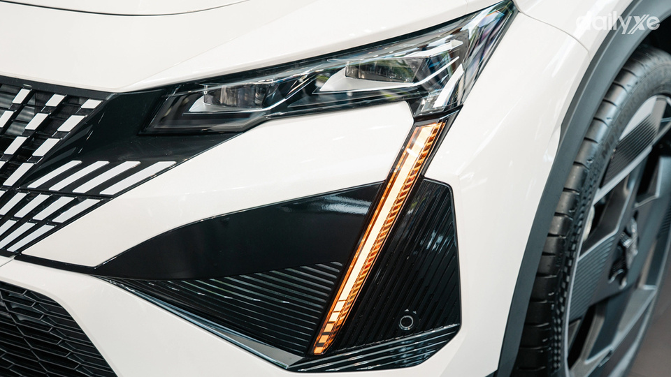 Răng nanh cua sư tử được mô phỏng qua cụm đèn chiếu sáng