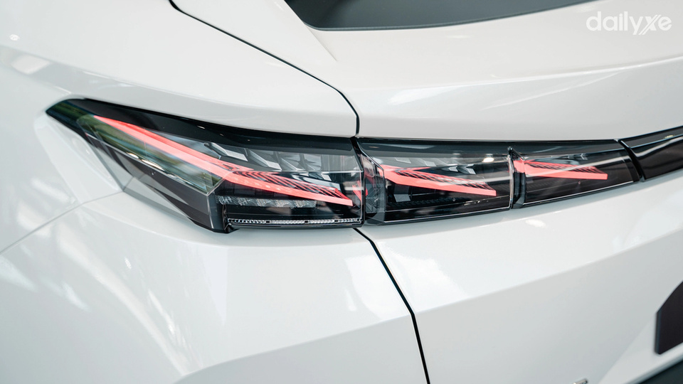 Cụm đèn hậu Peugeot 408 biểu tượng như móng vuốt sư tử