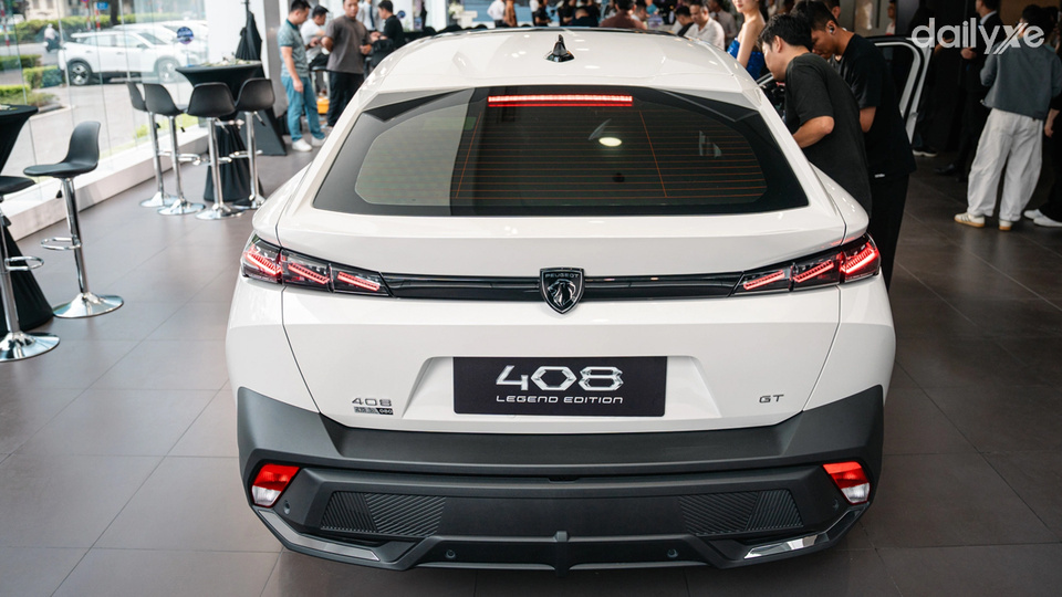 Đuôi xe Peugeot 408 thiết kế thon gọn với các đường nét bo tròn