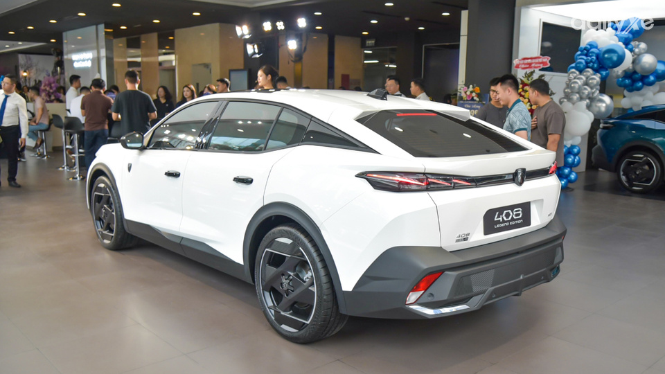 Thân xe Peugeot 408 cuốn hút bởi những đường cơ bắp mềm mại và kéo dài