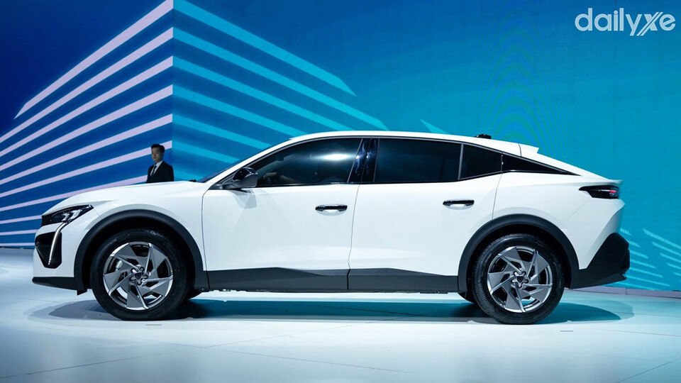 Peugeot 408 Premium mang đến vẻ ngoài khỏe khoắn với dáng xe coupe