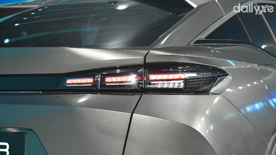 Cụm đèn hậu Peugeot 408 Allure biểu tượng như móng vuốt sư tử