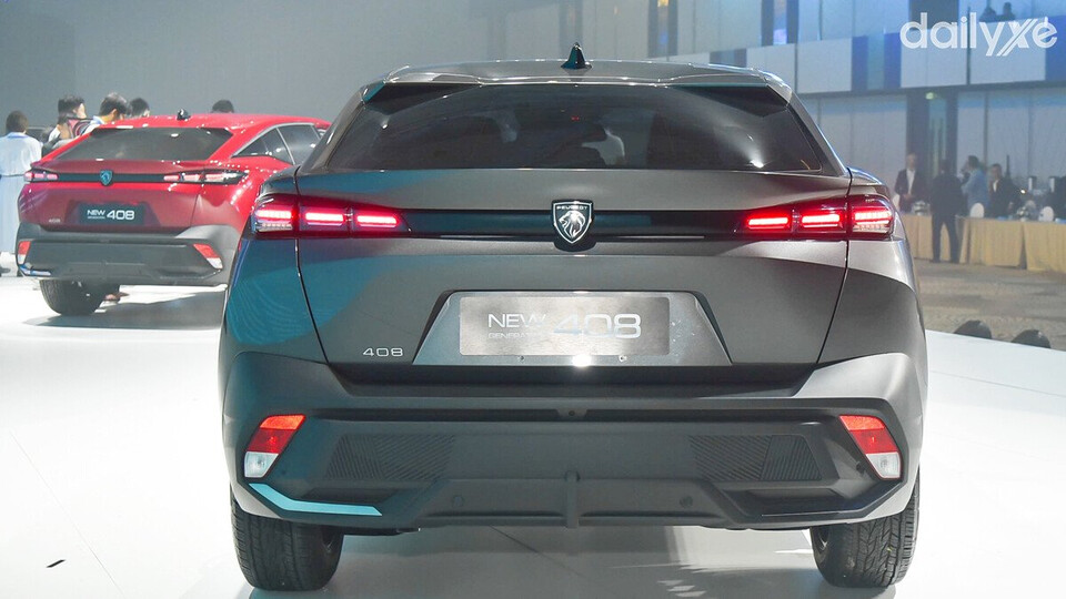 Đuôi xe Peugeot 408 Allure thiết kế thon gọn với các đường nét bo tròn