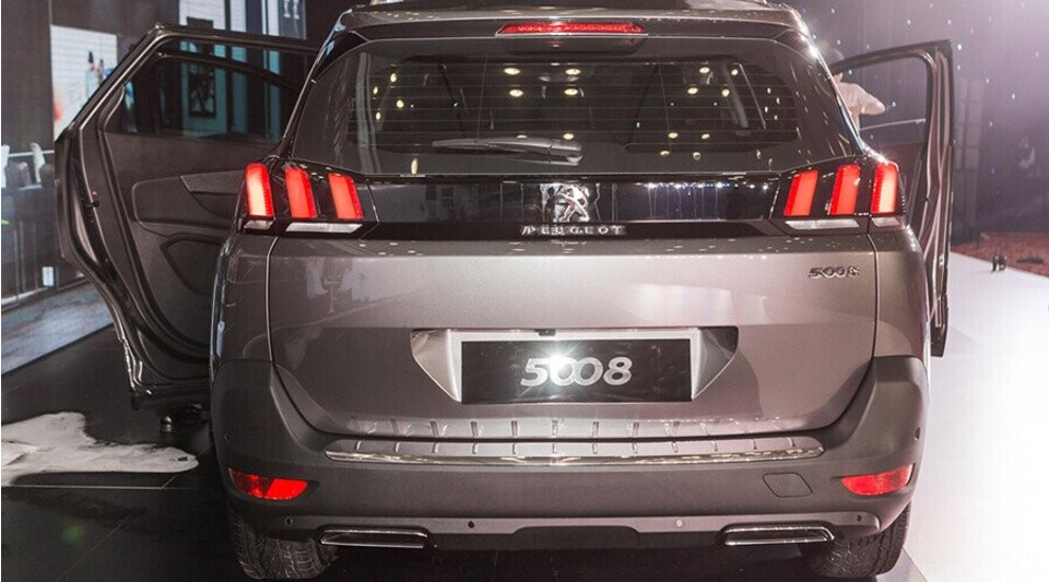 Đuôi xe Peugeot 5008 thiết kế sang trọng